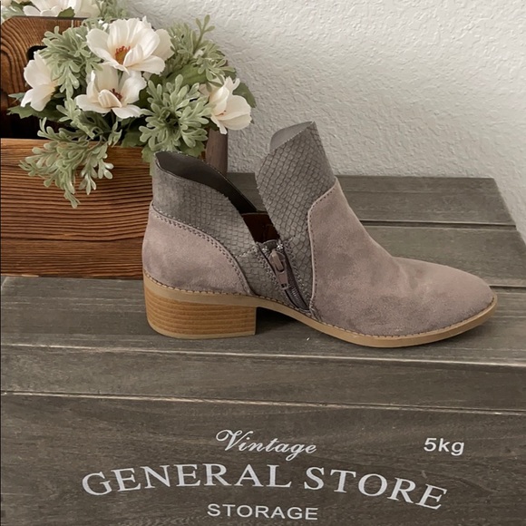 American Eagle Gray Suede Ankle Boots (6.5) - Picture 6 of 9